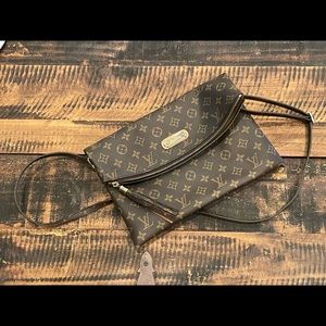 Crossbody Louis Vuitton (not real but great quality)